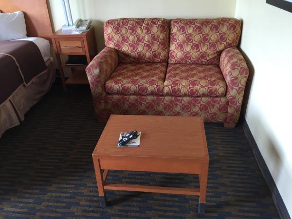 Howard Johnson by Wyndham San Diego Sea World : photo 3 de la chambre chambre lit king-size affaires avec canapé-lit – non-fumeurs