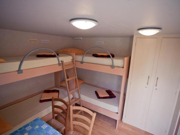 HI Hostel Pula : photo 8 de la chambre chambre lits jumeaux