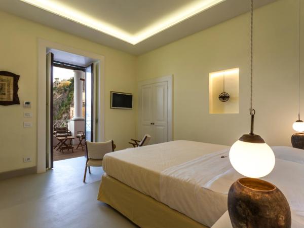 Yacht Club Capo Cervo Suites B&B : photo 2 de la chambre suite junior