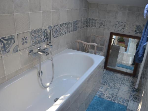 Villa Lea : photo 2 de la chambre chambre familiale avec salle de bains privative