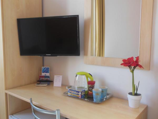 Actinia Accommodation : photo 7 de la chambre chambre triple avec balcon