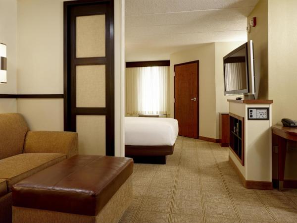 Hyatt Place Nashville Airport : photo 3 de la chambre chambre avec 2 lits doubles et canapé-lit
