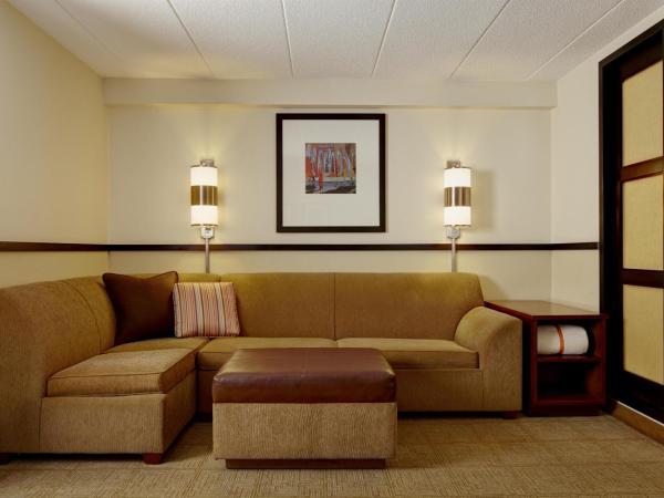 Hyatt Place Nashville Airport : photo 5 de la chambre chambre avec 2 lits doubles et canapé-lit