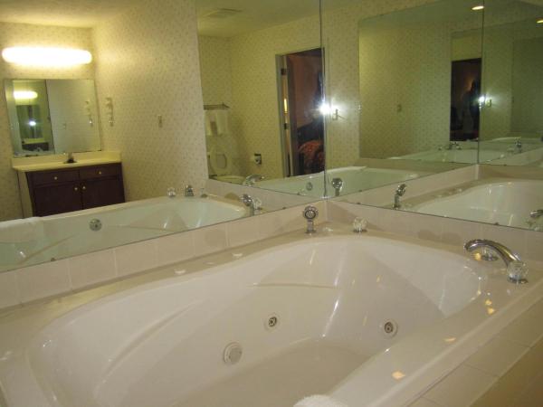 Apple Annie's Inn : photo 3 de la chambre chambre lit king-size avec baignoire spa