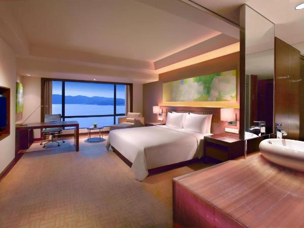Hyatt Regency Kinabalu : photo 2 de la chambre chambre lit king-size - vue sur mer