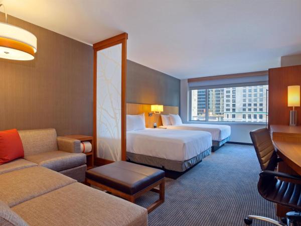 Hyatt Place Chicago River North : photo 4 de la chambre queen room with two queen beds, sofa bed and accessible tub