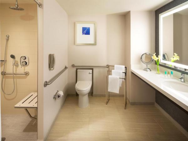 Hyatt Centric Fisherman's Wharf San Francisco : photo 4 de la chambre chambre lit queen-size avec douche accessible en fauteuil roulant