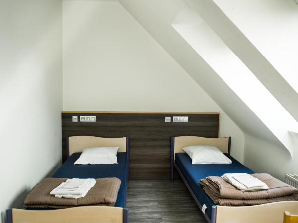 Generation Europe Youth Hostel : photo 4 de la chambre chambre lits jumeaux