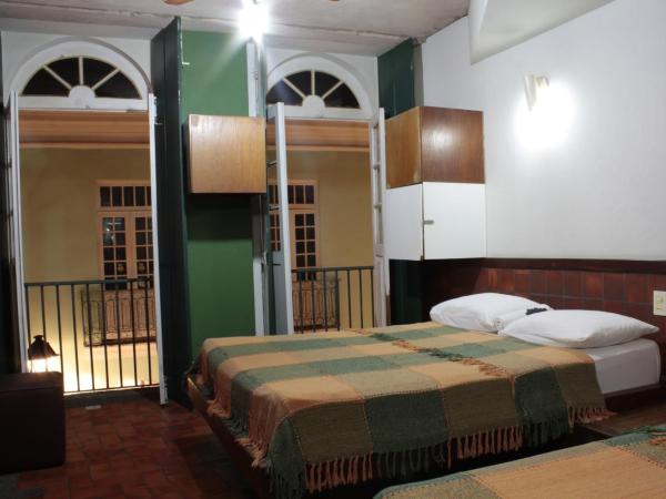 Laranjeiras Hostel : photo 5 de la chambre chambre triple avec salle de bains privative