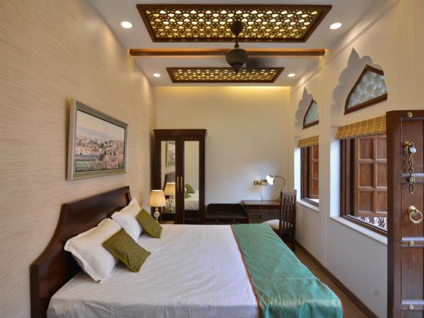 Haveli Dharampura - UNESCO awarded Boutique Heritage Hotel : photo 2 de la chambre jharoka room - haveli dharampura