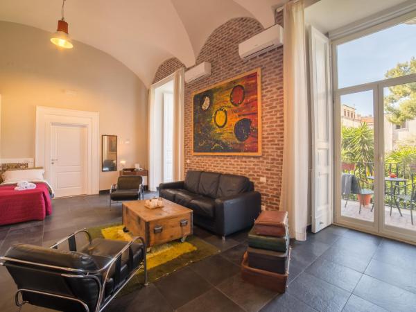 The Bellini House by House In Naples : photo 4 de la chambre suite avec balcon et vue sur le jardin