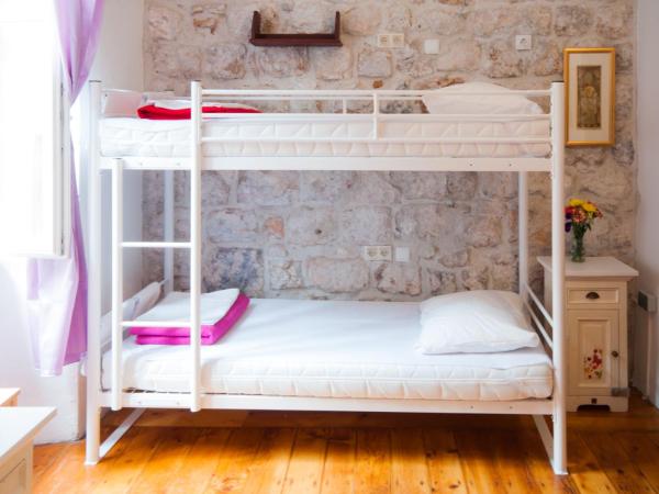 Old Town Hostel : photo 3 de la chambre lit dans dortoir pour femmes de 4 lits