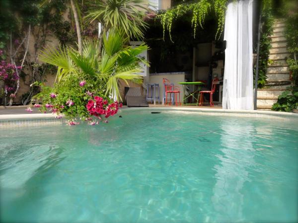 Les Grimaldines - Maison d'Hôtes : photo 5 de la chambre chambre double - vue sur piscine