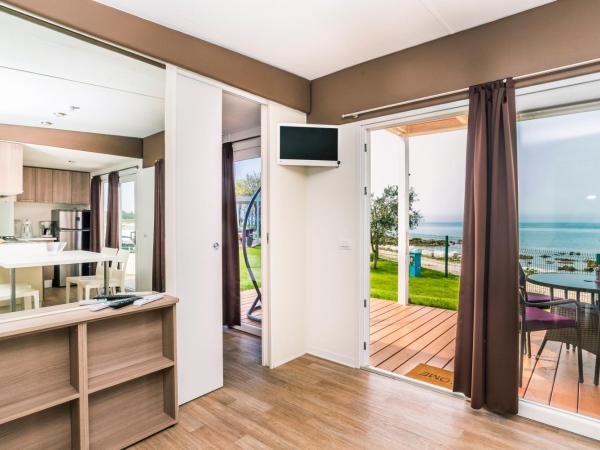 Mobile Homes Sunset Beach : photo 2 de la chambre mobile home 2 chambres avec vue sur la mer