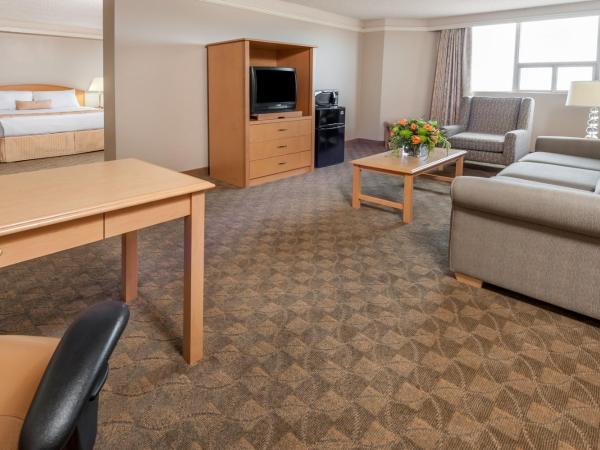 Edmonton Inn and Conference Centre : photo 3 de la chambre suite lit king-size avec canapé-lit