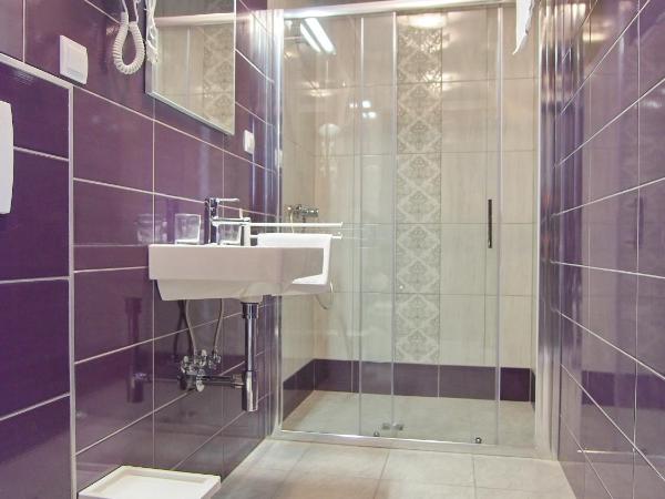 Dubrovnik Icy Guest House : photo 5 de la chambre chambre lit king-size - vue sur jardin