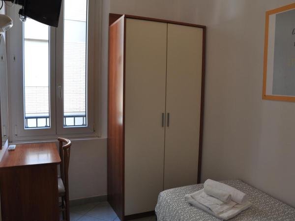 Hotel Villa Caterina : photo 10 de la chambre chambre simple avec salle de bains