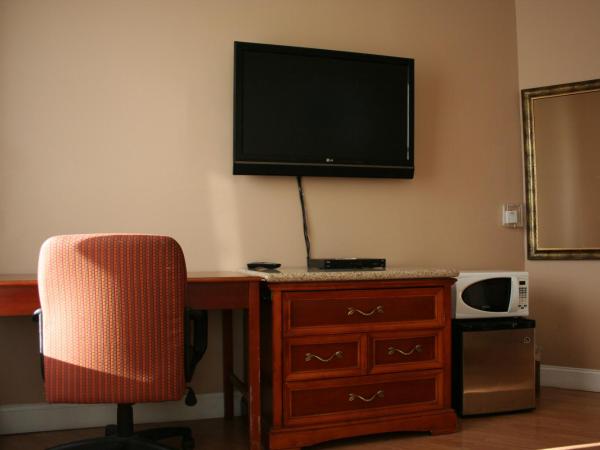 Europa Hotel : photo 10 de la chambre chambre double avec 2 lits doubles et salle de bains commune