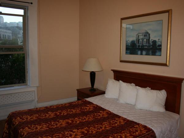 Europa Hotel : photo 5 de la chambre chambre lit queen-size avec salle de bains commune 