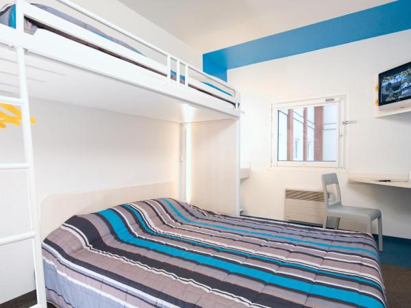 ENZO HOTELS 1er PRIX CHARLEVILLE : photo 1 de la chambre chambre triple avec salle de bains commune