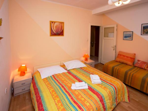 Guest house with garden - Zuvan : photo 4 de la chambre chambre double ou lits jumeaux avec salle de bains commune