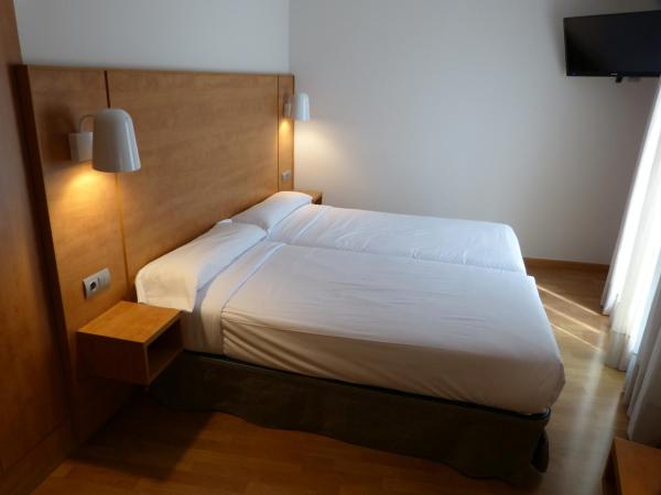 Hotel Avenida : photo 3 de la chambre chambre lits jumeaux standard - non rénovée