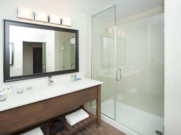 Wingate by Wyndham Calgary Airport : photo 3 de la chambre chambre lit king-size - non-fumeurs