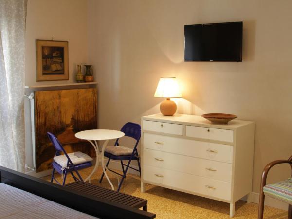 B&B I Propilei di San Girolamo : photo 4 de la chambre chambre double avec salle de bains privative