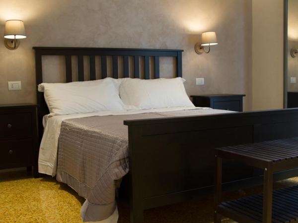 B&B I Propilei di San Girolamo : photo 1 de la chambre chambre double avec salle de bains privative