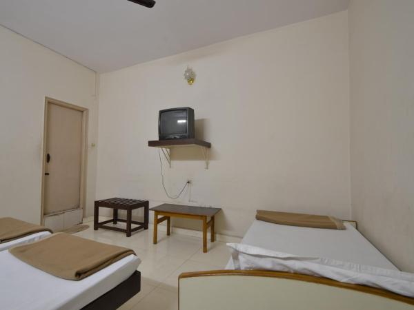 Hotel Maya Deluxe : photo 3 de la chambre chambre double Économique avec ventilateur