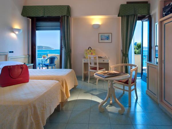 Parco Aurora Terme : photo 1 de la chambre chambre double ou lits jumeaux avec balcon