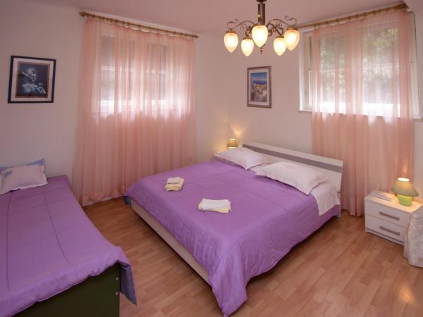 Guest house with garden - Zuvan : photo 2 de la chambre grande chambre double 