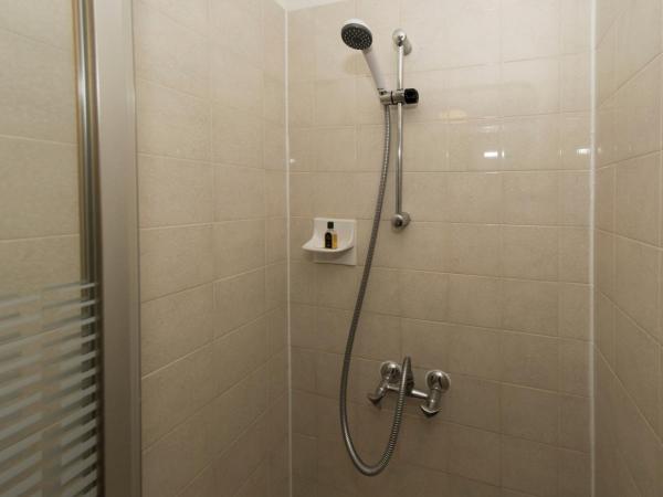 Shoreline Accommodation : photo 1 de la chambre chambre simple avec salle de bains commune