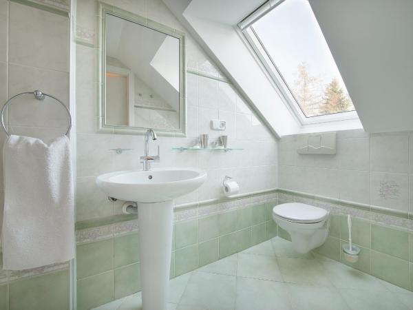 A. V. Pension Praha : photo 2 de la chambre chambre double avec balcon et parking gratuit