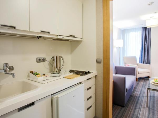 Housez Suites & Apartments Special Class : photo 5 de la chambre suite deluxe