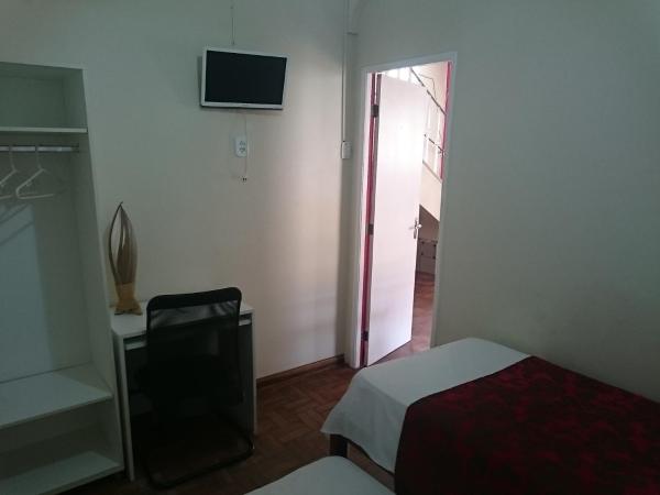 Pousada Acácia da Barra : photo 4 de la chambre twin room with pull out bed and a fan