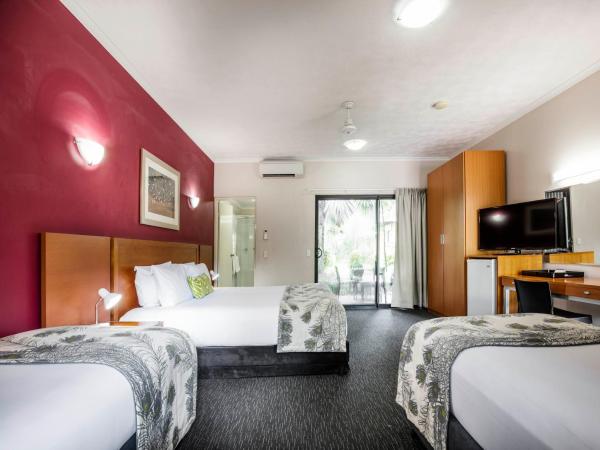 Mercure Darwin Airport Resort : photo 4 de la chambre chambre familiale avec 1 lit king-size et 2 lits simples
