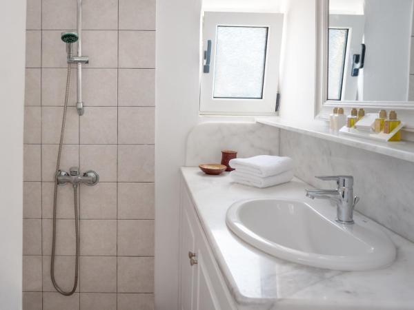 Strogili : photo 6 de la chambre chambre double supérieure avec balcon - vue sur la caldeira