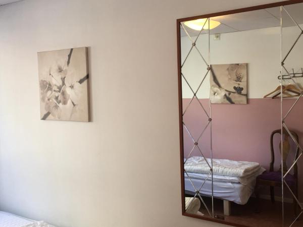 Linné Hostel : photo 3 de la chambre chambre lits jumeaux avec salle de bains commune