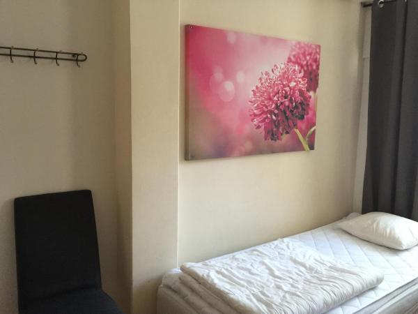 Linné Hostel : photo 6 de la chambre chambre lits jumeaux avec salle de bains commune