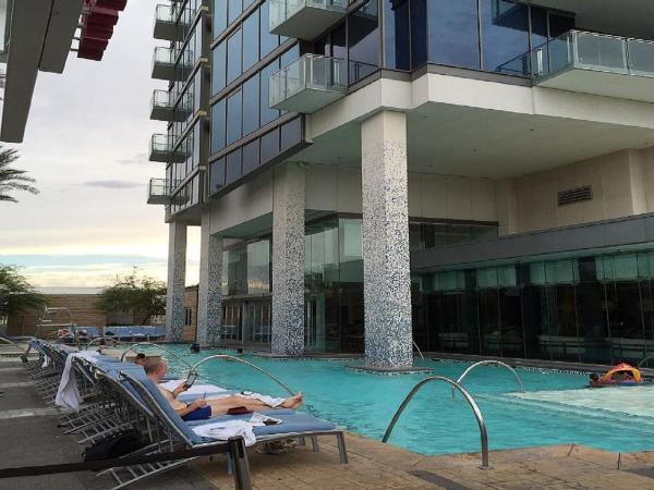 Palms Place Suite with Strip View : photo 2 de la chambre appartement