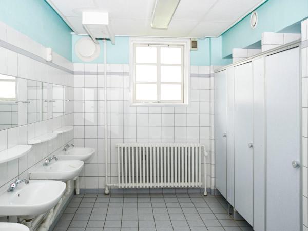 Kragsbjerggaard Vandrerhjem : photo 4 de la chambre chambre lits jumeaux avec salle de bains commune