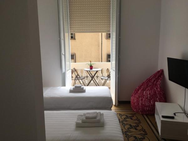 Cagliari d'Amare Via Roma : photo 6 de la chambre chambre double ou lits jumeaux deluxe avec balcon