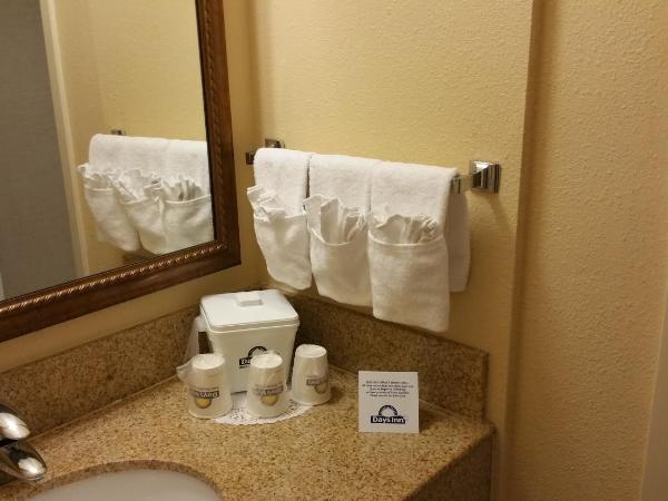 Days Inn by Wyndham Edmonton Downtown : photo 1 de la chambre chambre lit queen-size - non-fumeurs