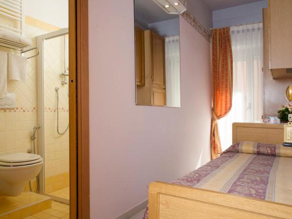 Hotel Kennedy : photo 4 de la chambre chambre simple avec salle de bains 