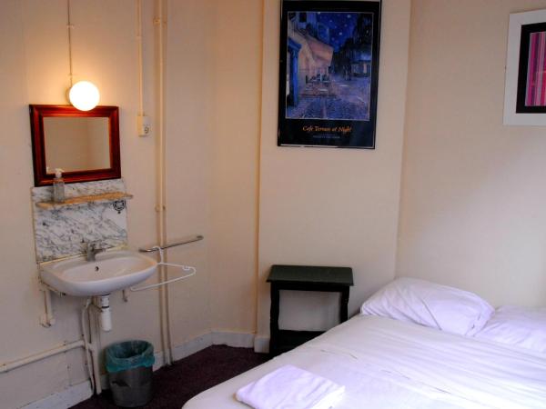 Hotel Tamara : photo 7 de la chambre chambre double standard avec salle de bains commune