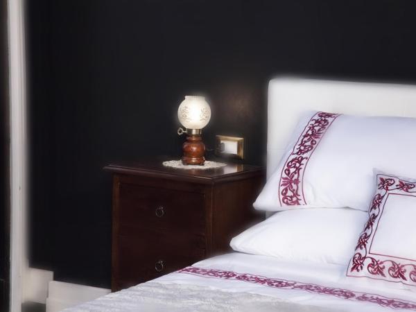 Art Fashion House Luxury Rooms : photo 2 de la chambre suite avec balcon