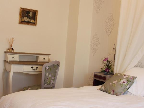 Au Coeur De Beauvais : photo 2 de la chambre chambre double ou lits jumeaux supérieure avec vue sur ville