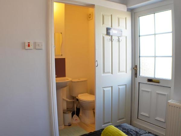 Birchfields Guest House : photo 1 de la chambre chambre triple avec salle de bains privative