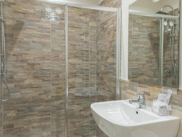 B&B Le Grazie : photo 8 de la chambre chambre familiale avec salle de bains privative